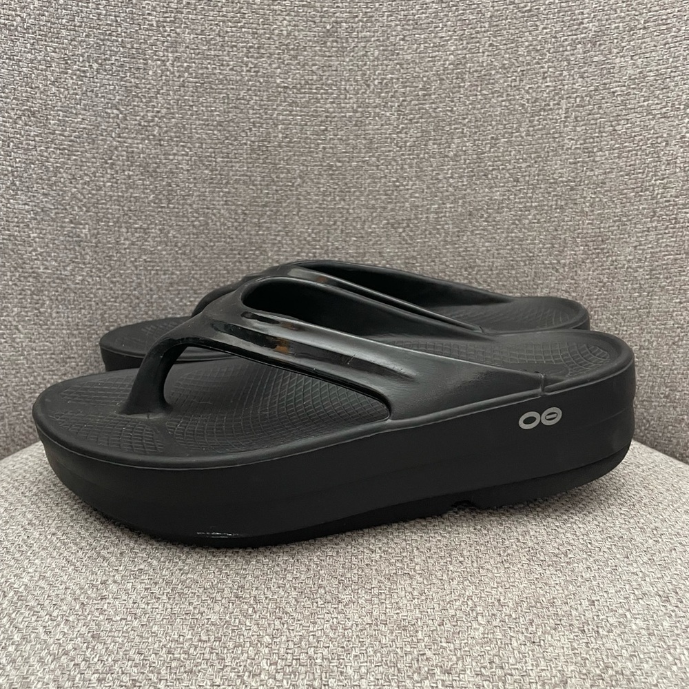 OOFOS -Women's size 7,black, OOmega OOlala Sandal.
